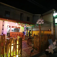 Отель Budde's Beach Restaurant & Guesthouse Хиккадува гостиничный бар