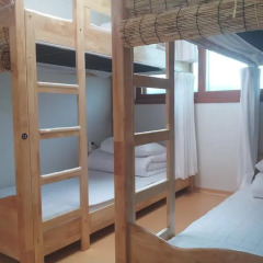 Отель Happytree Guesthouse Кровать в мужском общем номере с двухъярусной кроватью