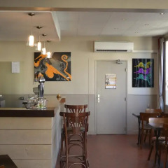 Отель Hôtel Le Canter Сомюр гостиничный бар