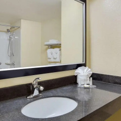 Отель Baymont by Wyndham Charlotte Airport North / I-85 North 2* Стандартный номер с различными типами кроватей фото 5