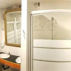 Отель Hostels MeetingPoint 2* Стандартный номер с 2 отдельными кроватями (общая ванная комната) фото 4