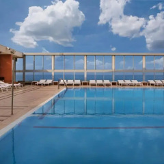 Отель Crowne Plaza Tel Aviv Beach бассейн