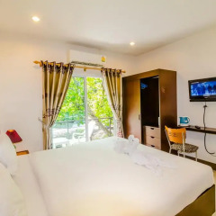 Отель Baan Yuyen Karon Guesthouse 2* Улучшенный номер разные типы кроватей фото 30