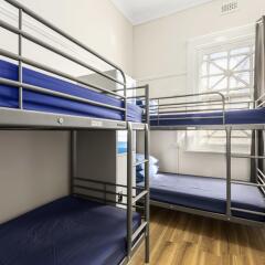 Отель The Spencer Backpackers Кровать в общем номере с двухъярусной кроватью фото 3