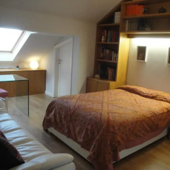 Отель Charming Penthouse with Private Terrace комната для гостей