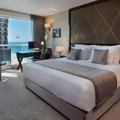 Crowne Plaza Tel Aviv Beach 3* Представительский номер с различными типами кроватей