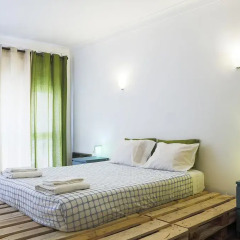 Отель Downtown with Terrace - 4 Bedrooms Порту комната для гостей фото 2