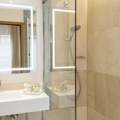 Отель NH Collection Berlin Mitte Friedrichstrasse 4* Улучшенный номер с двуспальной кроватью фото 4