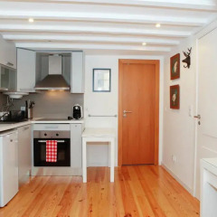 Отель Alfama Yellow House 2* Апартаменты с различными типами кроватей фото 13