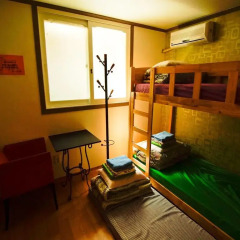 Отель Kimchee Hongdae Guesthouse Стандартный номер с 2 отдельными кроватями фото 3