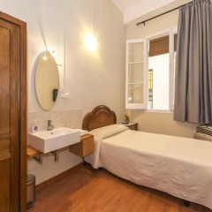Отель Hostal Girona 2* Номер с общей ванной комнатой