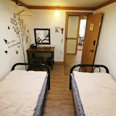 Отель Hi Jun Guesthouse Hongdae 2* Стандартный номер с 2 отдельными кроватями фото 2