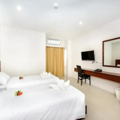 Отель The Topaz Residence 3* Улучшенный номер с 2 отдельными кроватями фото 4