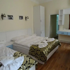 Отель Tulip Guesthouse 2* Стандартный семейный номер с двуспальной кроватью фото 5