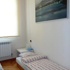 Отель B Movie Guest Rooms 2* Номер с общей ванной комнатой с различными типами кроватей (общая ванная комната) фото 5