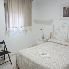 Отель Hostal Avenida Испания, Кониль-де-ла-Фронтера - отзывы, цены и фото номеров - забронировать отель Hostal Avenida онлайн комната для гостей