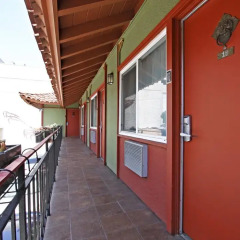 Отель Royal Pagoda Motel США, Лос-Анджелес - отзывы, цены и фото номеров - забронировать отель Royal Pagoda Motel онлайн балкон