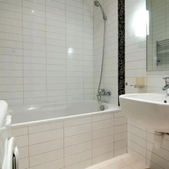Гостиница Home Hotel Apartments on Zoloti Vorota Украина, Киев - отзывы, цены и фото номеров - забронировать гостиницу Home Hotel Apartments on Zoloti Vorota онлайн ванная фото 2