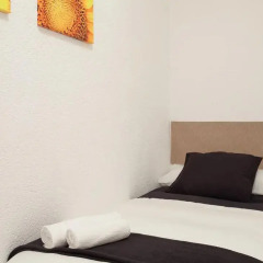 Отель Enzo B&B Montjuic 2* Номер с общей ванной комнатой с различными типами кроватей (общая ванная комната) фото 2