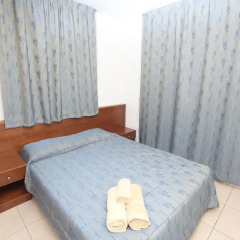 Апартаменты Captain Karas Holiday Apartments комната для гостей