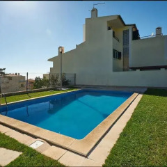 Отель Ericeira Modern House бассейн