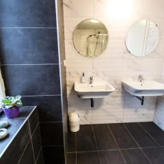 Отель Under The Charles Bridge 3bdr Loft Прага ванная