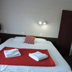 Отель Maple Lodge Motel сейф в номере