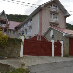 Гостиница Uyutnaya Villa Hostel в Красной Поляне отзывы, цены и фото номеров - забронировать гостиницу Uyutnaya Villa Hostel онлайн Красная Поляна вид на фасад фото 4