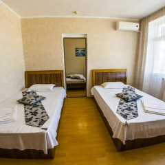 Гостиница Kamchatka Guest House Стандартный семейный номер с разными типами кроватей