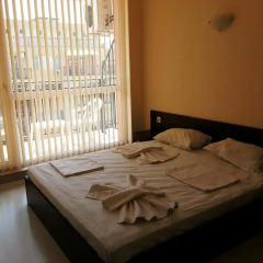Апартаменты Menada Sunset Beach Apartment Солнечный берег комната для гостей фото 2