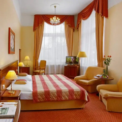 Отель DHSR Centralni Lazne 4* Улучшенный номер с двуспальной кроватью фото 2