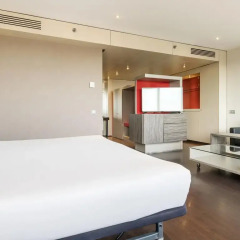 Отель ILUNION Barcelona 4* Улучшенный номер с различными типами кроватей фото 5
