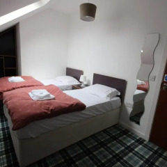 Отель Tartan Lodge сейф в номере