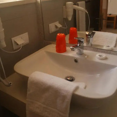 Отель Browns Sports & Leisure Club ванная