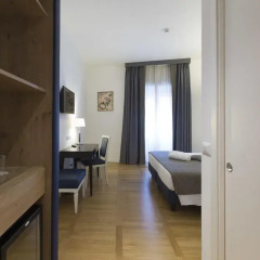 Floris Hotel 3* Улучшенный номер с двуспальной кроватью фото 3