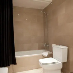 Отель Tendency Apartments 5 Испания, Барселона - отзывы, цены и фото номеров - забронировать отель Tendency Apartments 5 онлайн ванная фото 2
