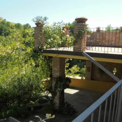 Отель Agriturismo La Terrazza sul Bosco Здание Barolo балкон