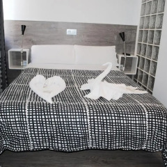 Отель Hostal Abril Стандартный номер с двуспальной кроватью