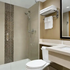 Отель Travelodge by Wyndham Toronto East 2* Стандартный номер с различными типами кроватей фото 4