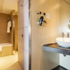 Отель ILUNION Barcelona 4* Улучшенный номер с различными типами кроватей фото 11