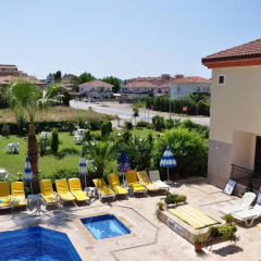 Moms Hotel бассейн фото 4