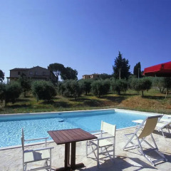 Отель Fontemorsi Agriturismo Монтескудаио бассейн