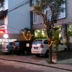 Отель Grand Puri Saron Yogyakarta парковка