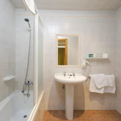 Отель Hostal Adelino Улучшенный номер с различными типами кроватей фото 4
