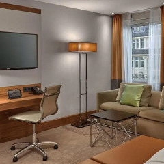 Отель Reichshof Hamburg, Curio Collection by Hilton 4* Номер Medium с двуспальной кроватью фото 4