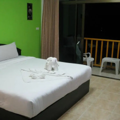 Отель Patong Bay Guesthouse 2* Улучшенный номер с различными типами кроватей фото 6
