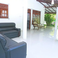 Отель Mihisara Lake View Guest бассейн