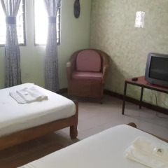 Отель Almond Tree Guest House 3* Стандартный номер с 2 отдельными кроватями (общая ванная комната) фото 3