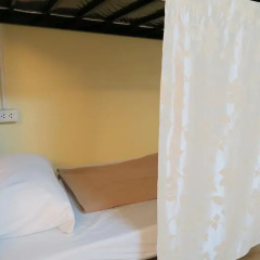 Red Lips Hostel Кровать в общем номере