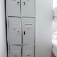 Honey Den Hostel сейф в номере